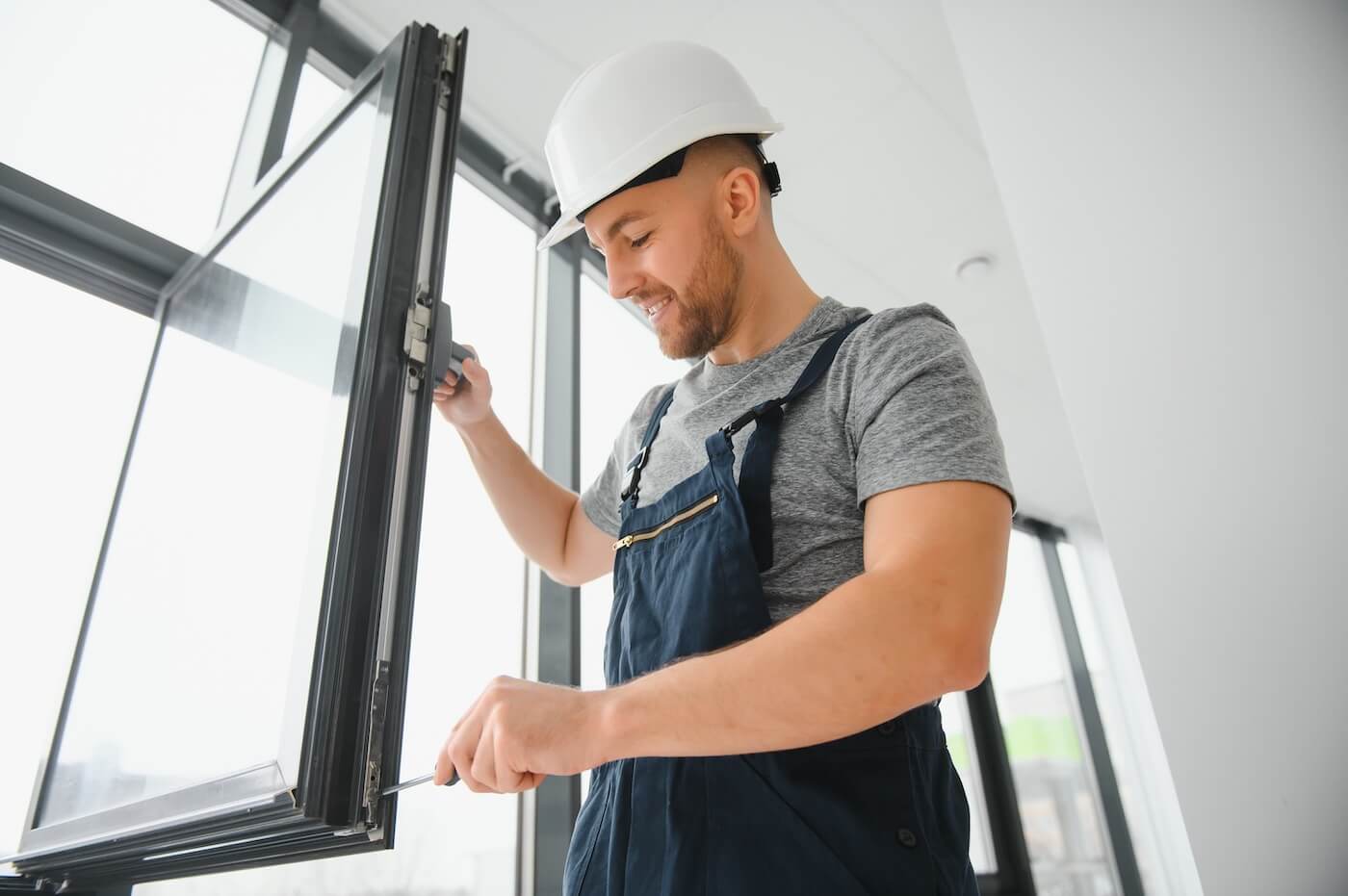 Trading window. Window worker. Мужчина задний фон пластиковые окна ПВХ реальное фото.