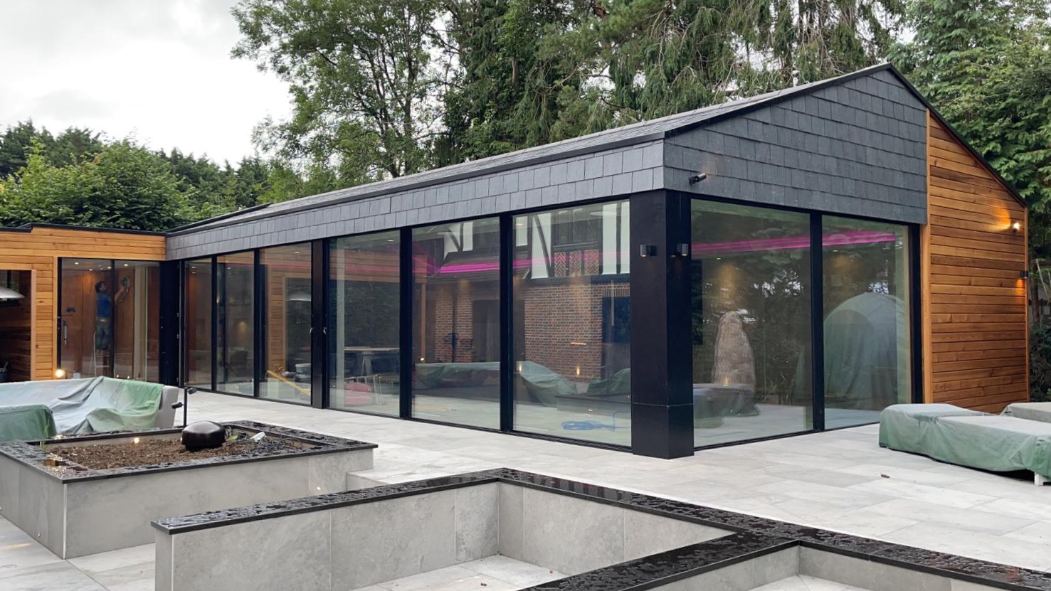 Large extension with steel look sliding doors